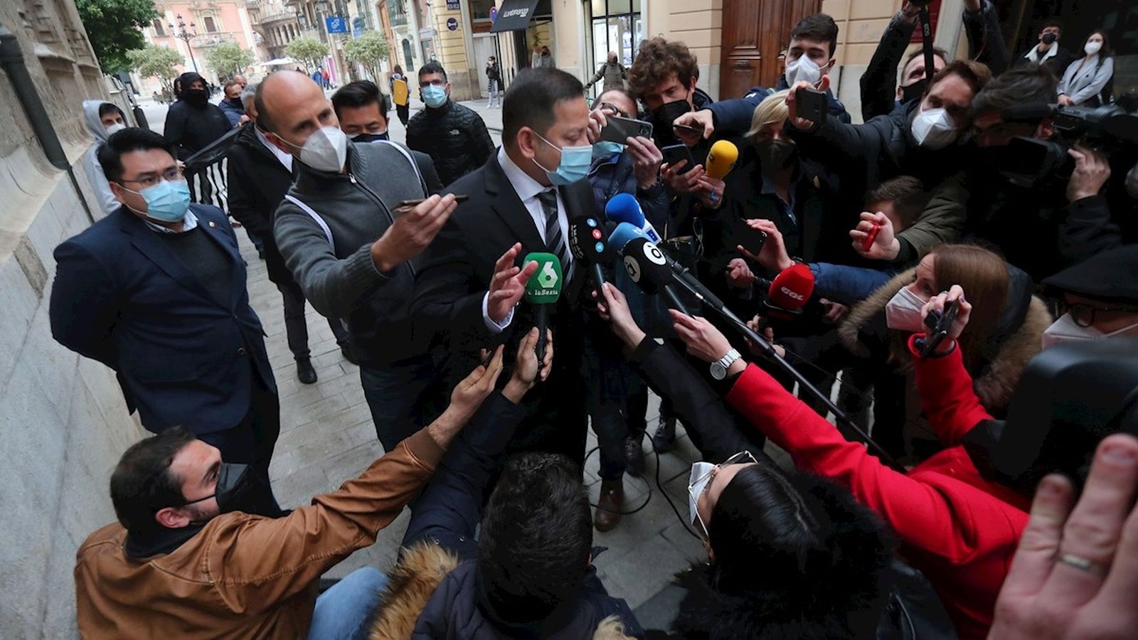 Anil Murthy atén els mitjans de comunicació abans de la reunió amb Ximo Puig