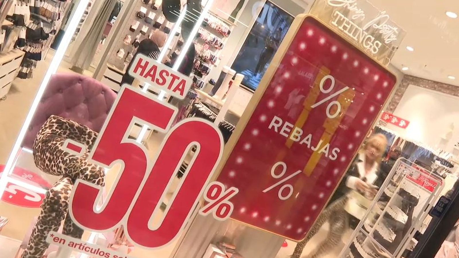 Un aparador amb rebaixes en un comerç valencià