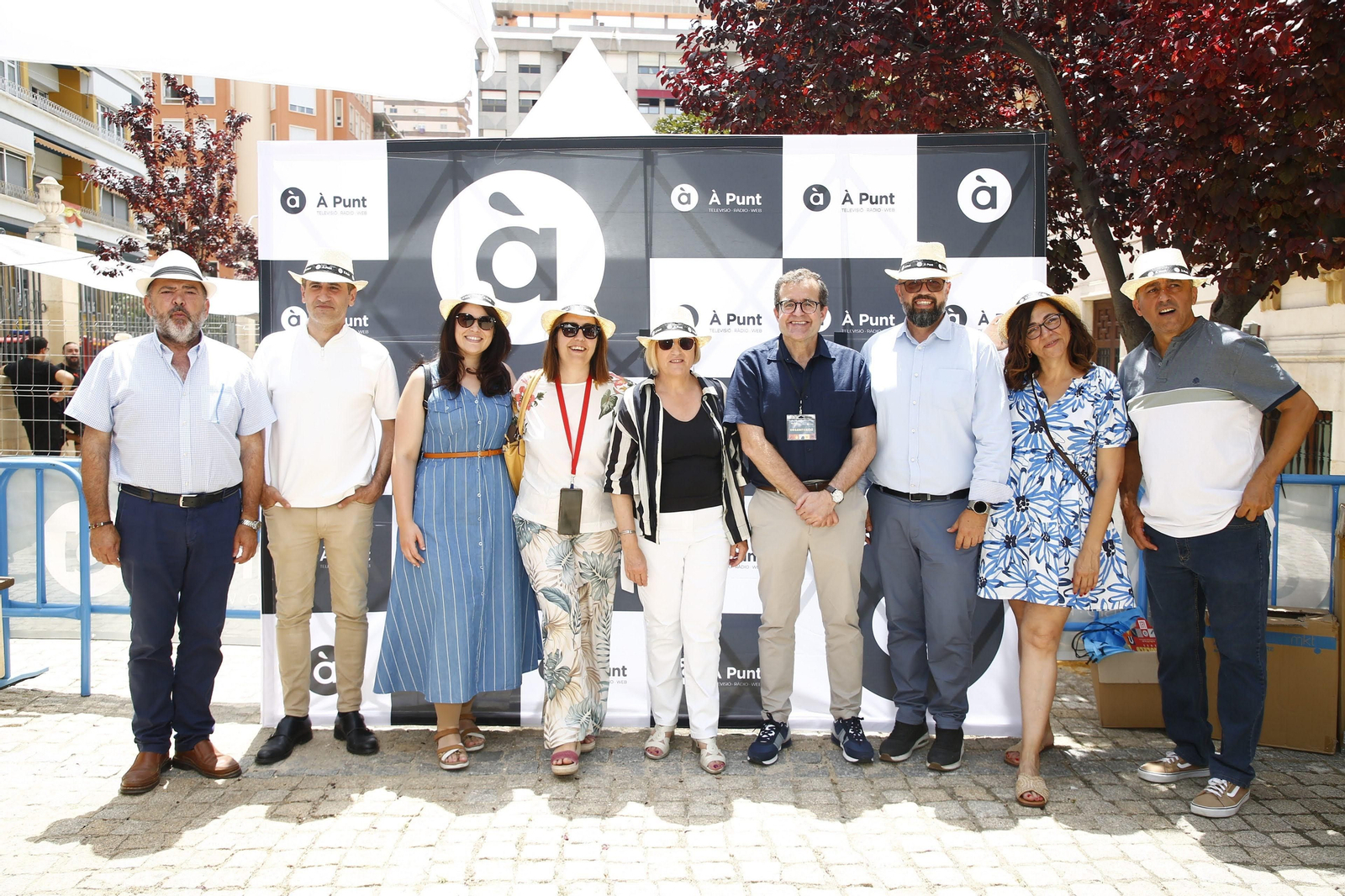 Una de les primeres visites al racó amb la doctora Ana Lluch i Benjamín Marín, director de Comunicació i Màrqueting d'À Punt.
