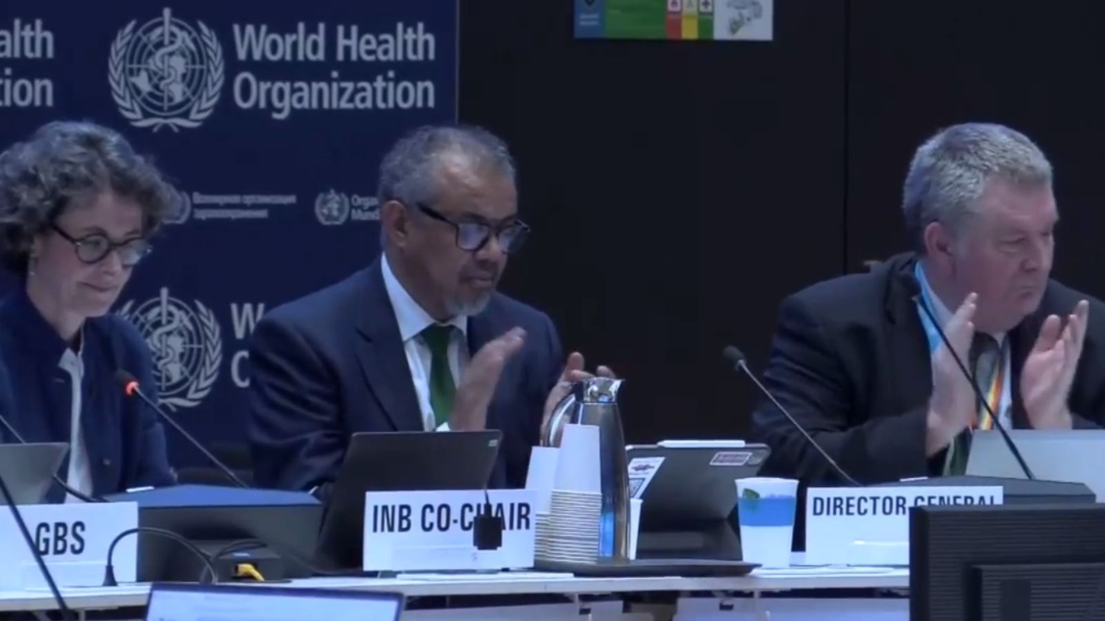 Els participants en la reunió aplaudeixen l'acord a Ginebra, Suïssa