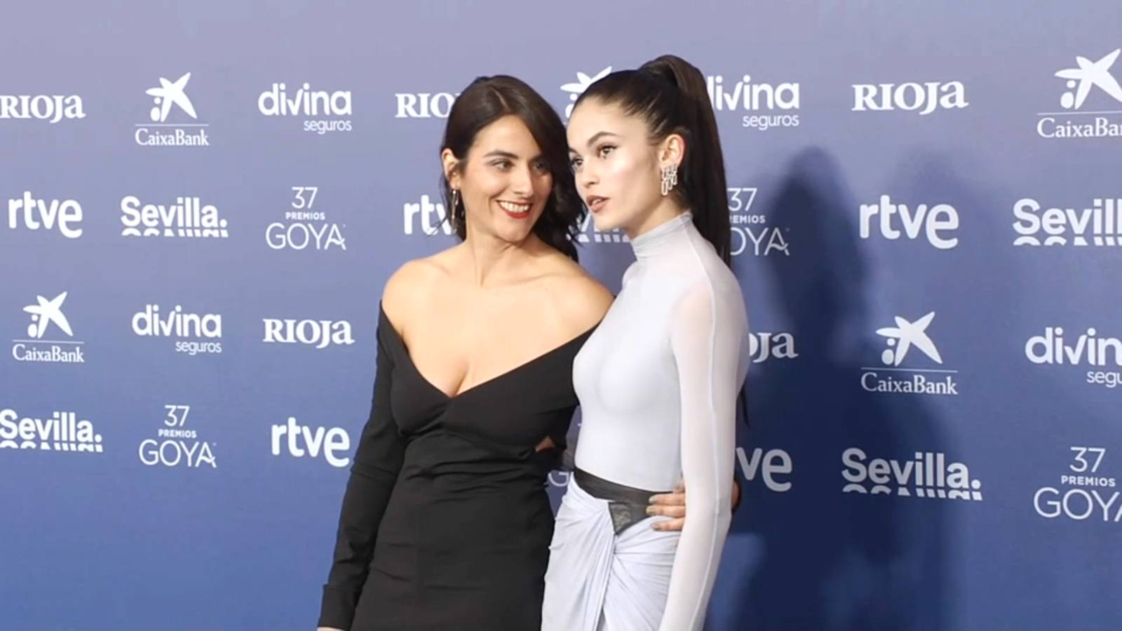Elena López Riera i Luna Pamies, en la catifa roja dels Goya