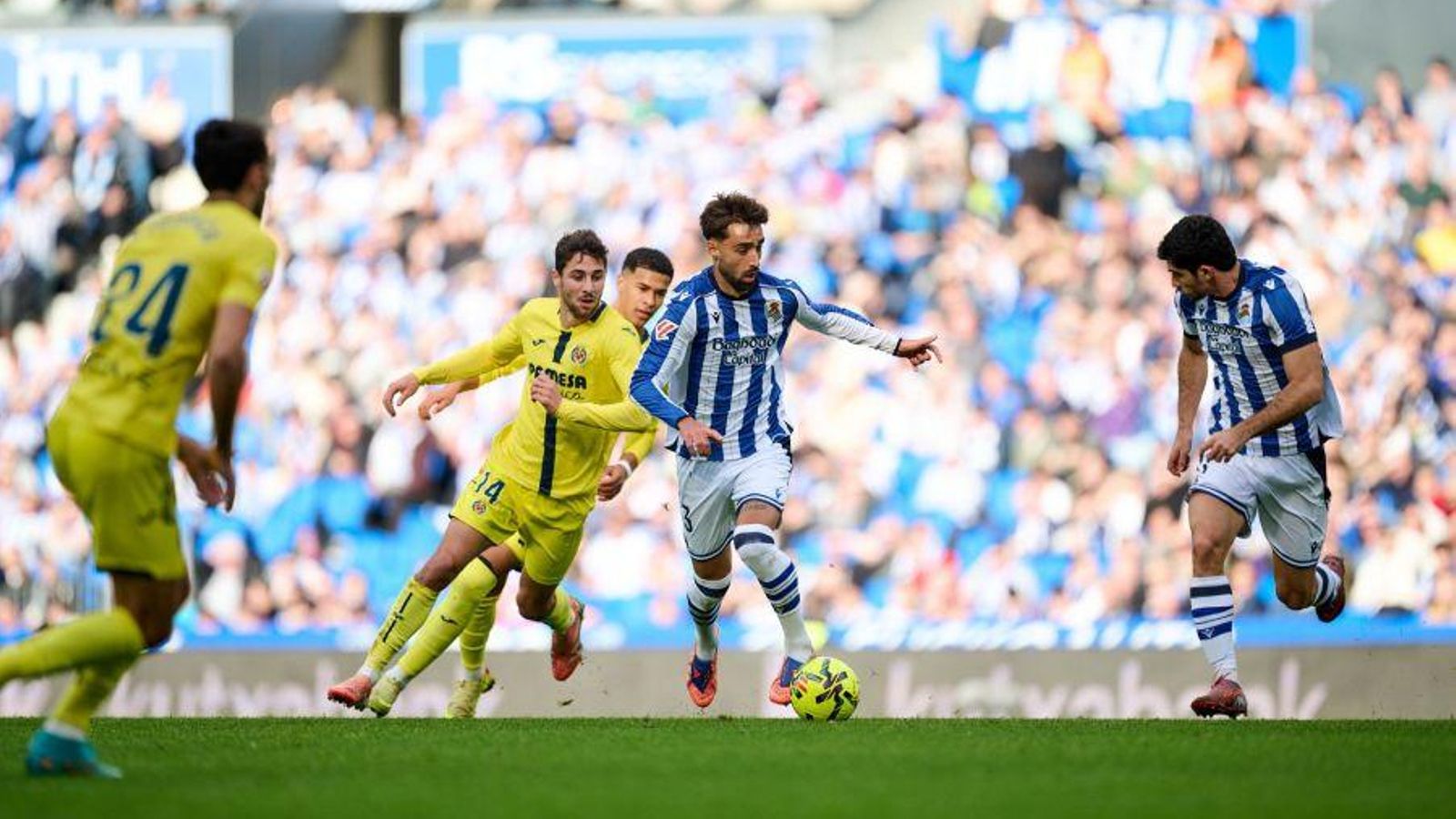Brais Méndez condueix una pilota en el partit contra el Villarreal