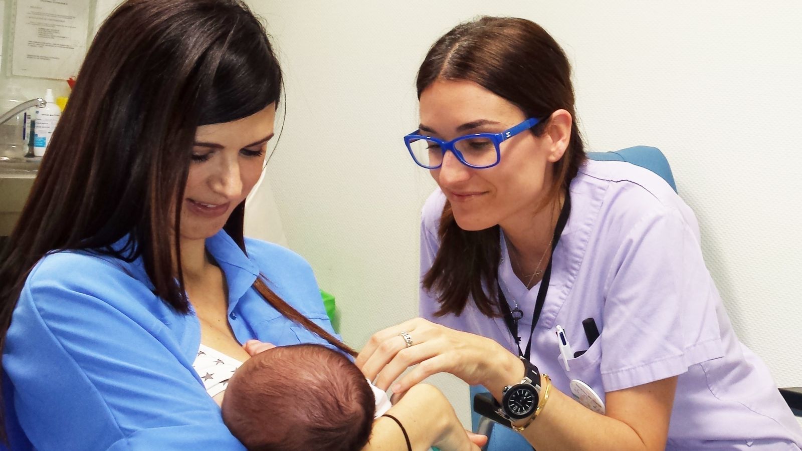 Un mare dona el pit al seu bebé a Elx en una imatge d'arxiu