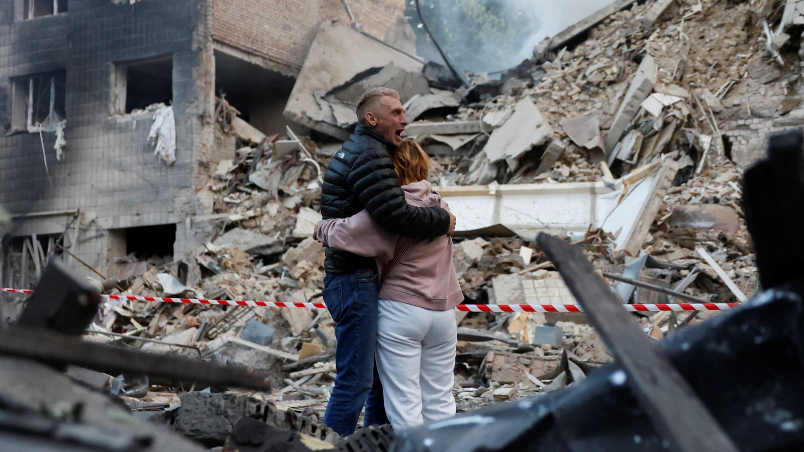 Una parella s'abraça després que un míssil rus haja destrossat el pis on vivien a Kíiv, Ucraïna, este dimarts
