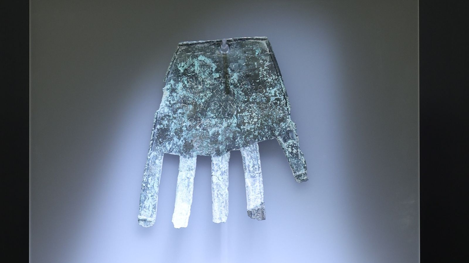 Imatge d'arxiu de la "mà d'Irulegi", amb inscripcions bascòniques