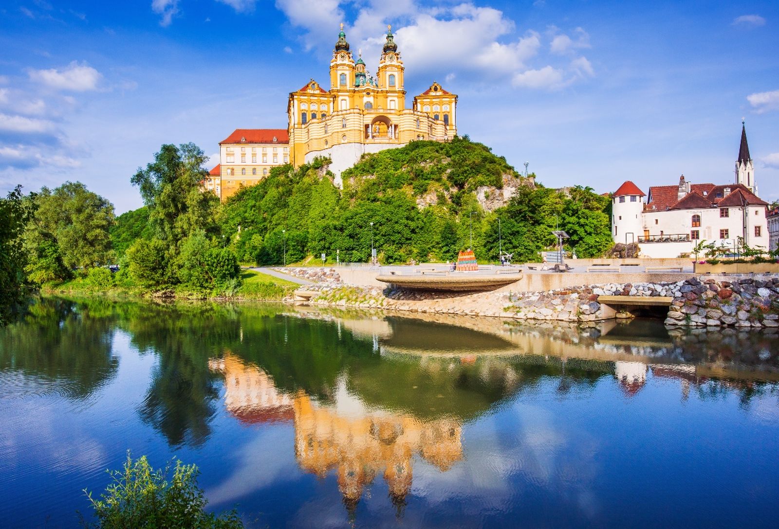 Melk és somnolenta i elegant i està situada davall d’una enorme abadia (Benediktinerstift)