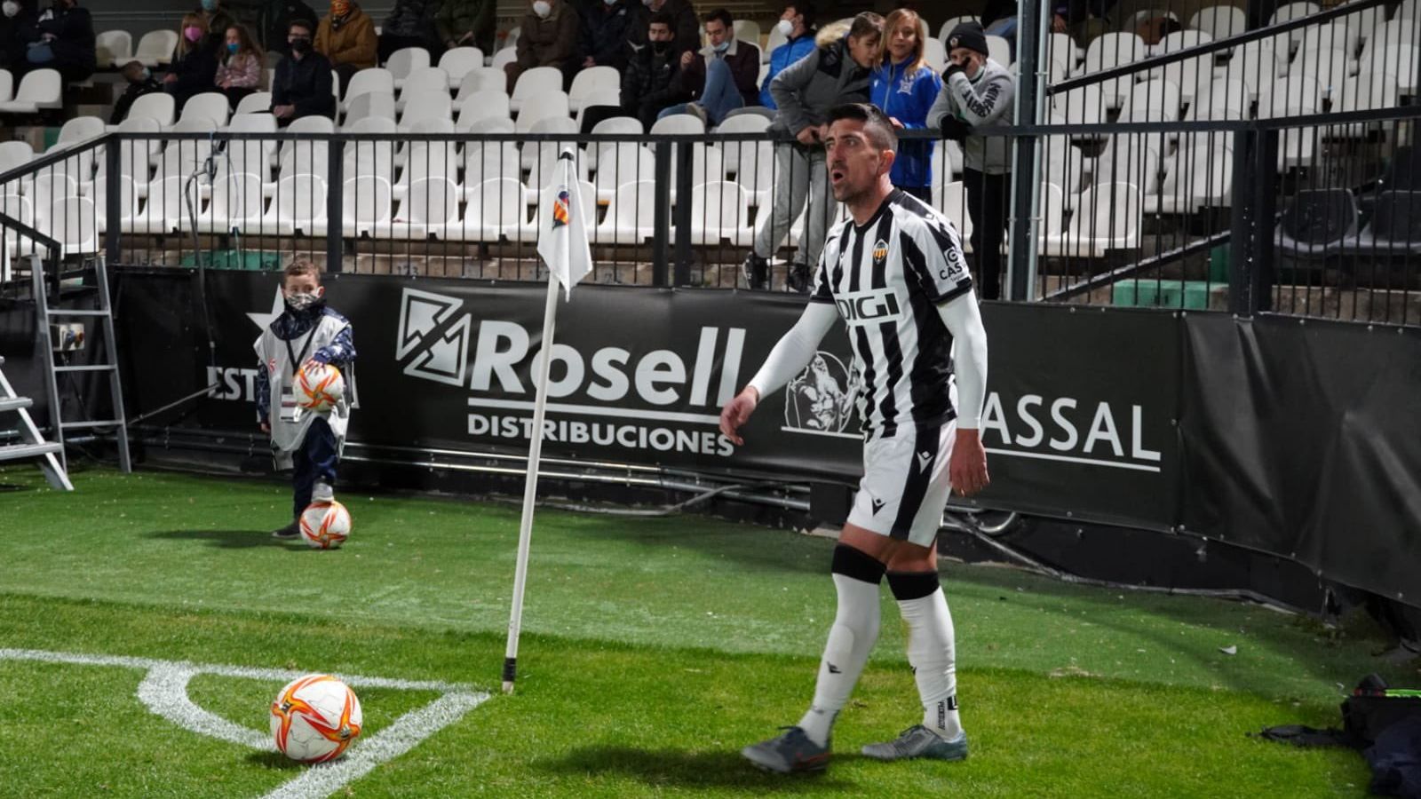 Pablo Hernández, abans de la treta d'un córner