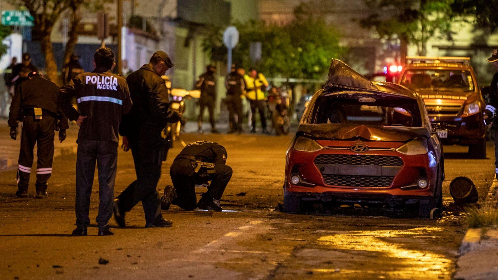 Agents de la policia inspeccionen la zona comercial del centre de Quito on la nit de dimecres va esclatar un cotxe bomba Cotxe bomba a Quito