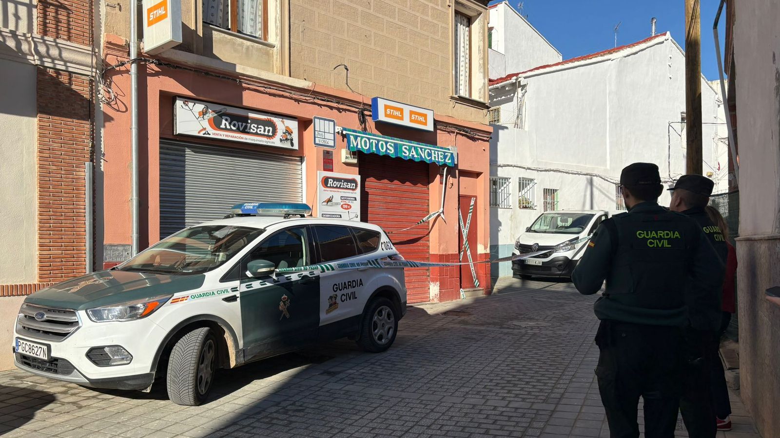 Una patrulla de la Guàrdia Civil en front de la vivenda en què s'han produït els fets