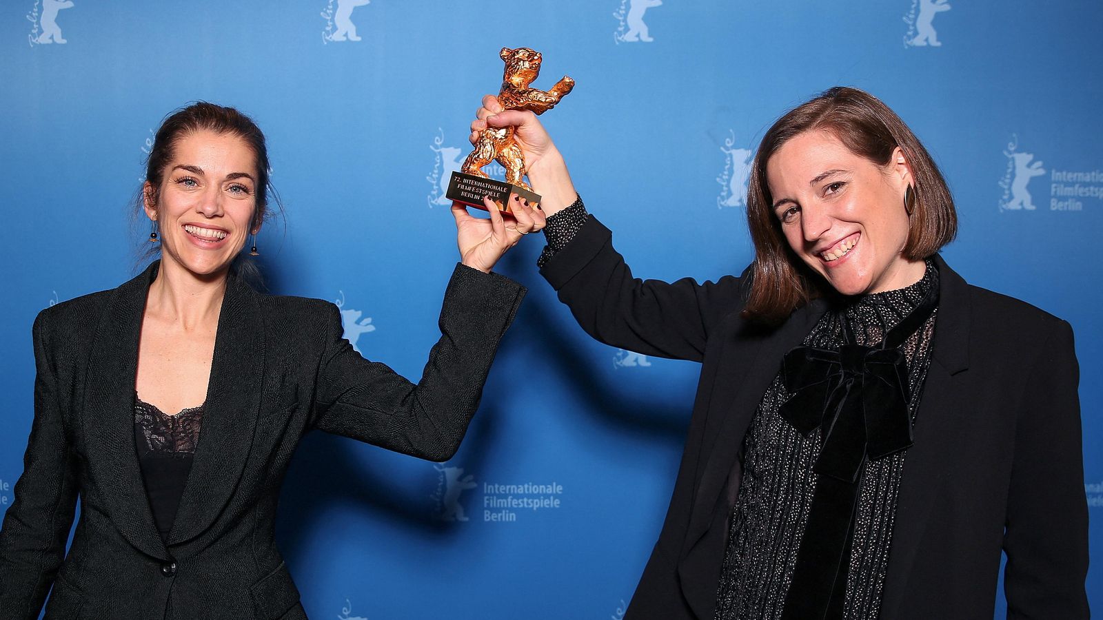 Maria Zamora i Carla Simón amb l'Os d'Or de la Berlinale