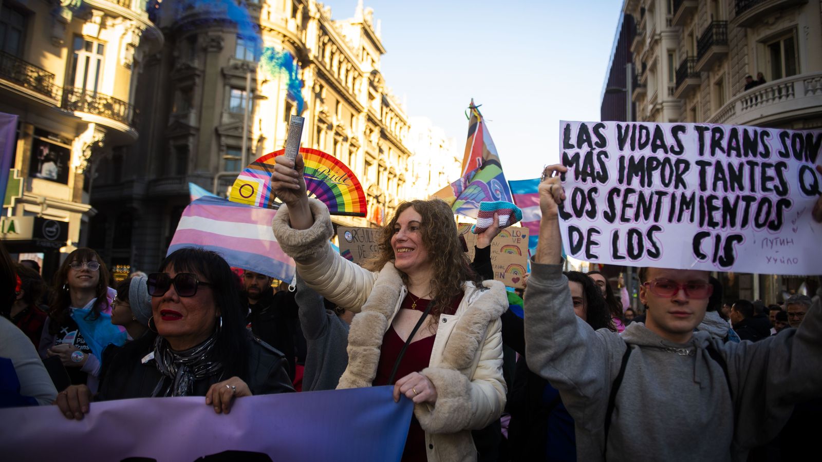 Desenes de persones durant una manifestació per a denunciar els atacs a la comunitat trans a nivell internacional