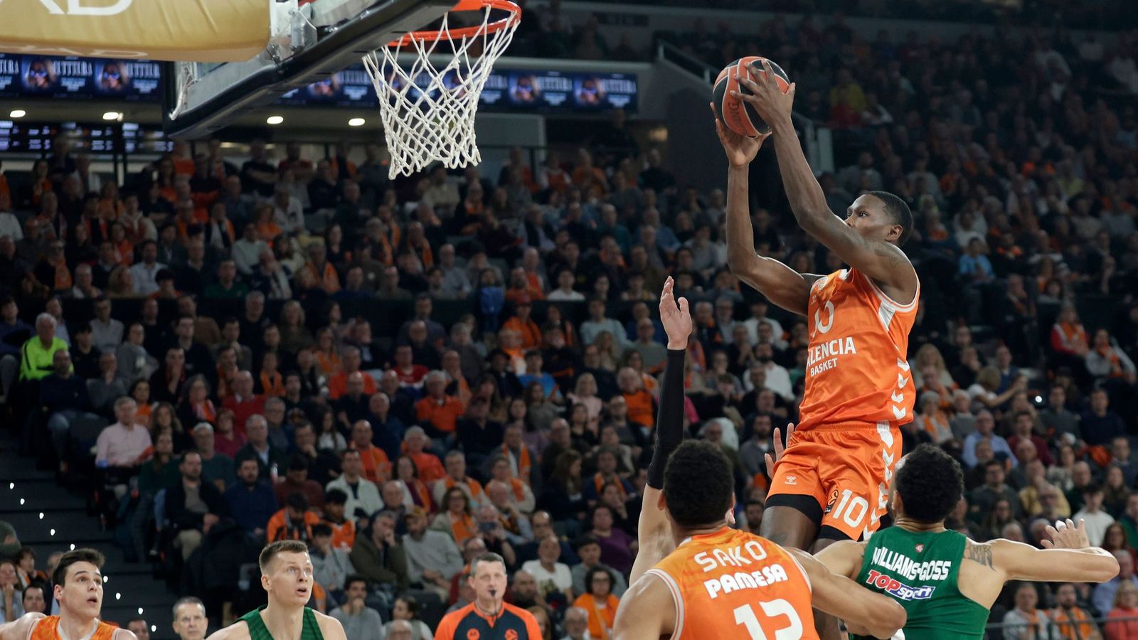 Omari Moore, en una acció del duel