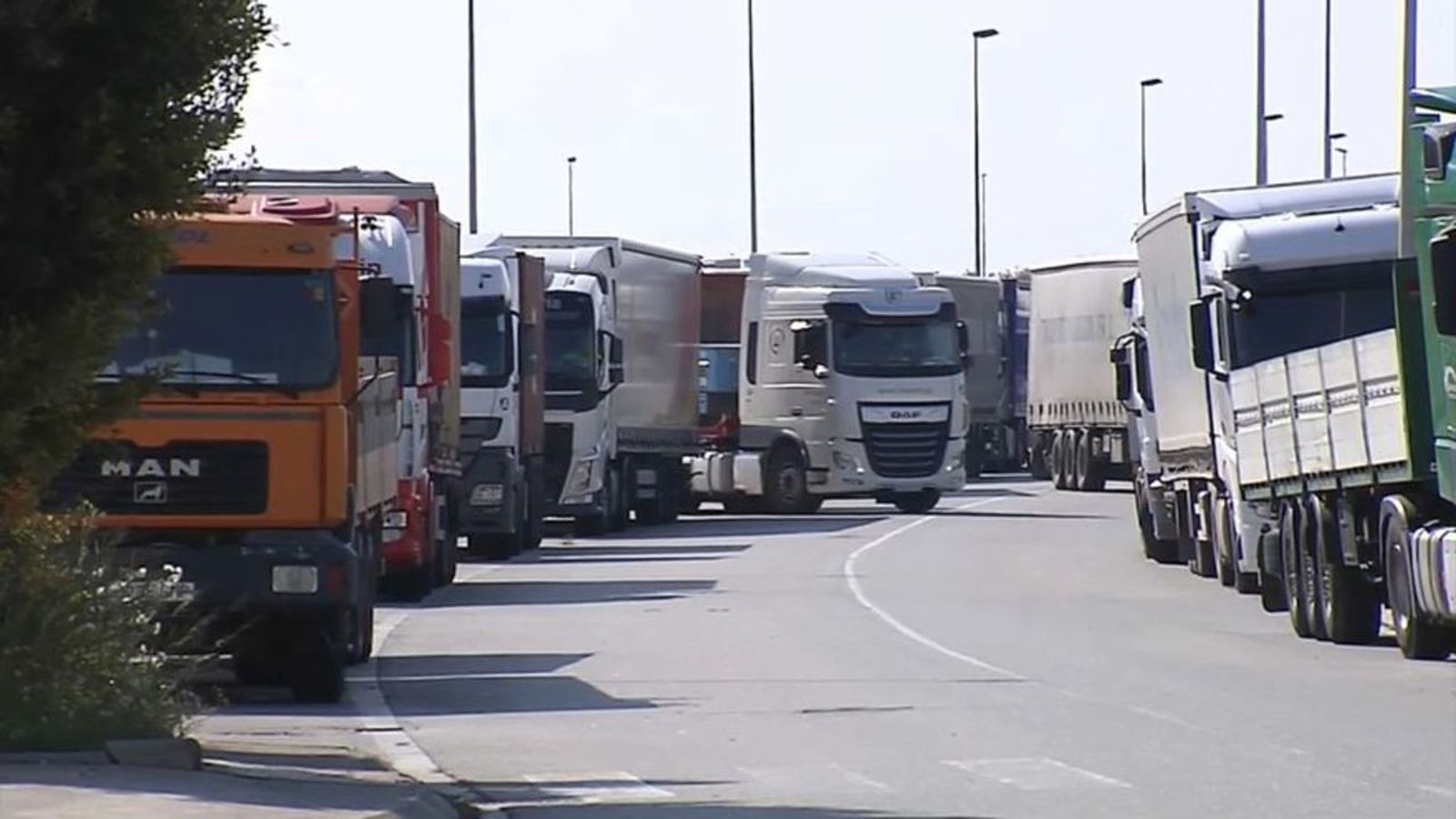 Cues dels transportistes que esperen per a entrar al Port de València