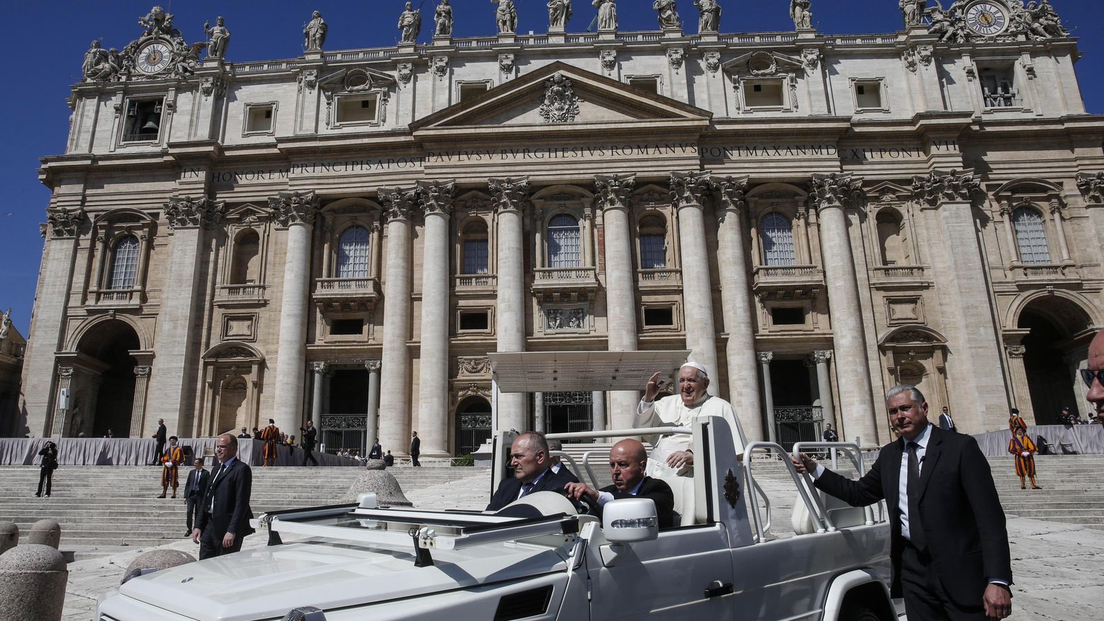 El Papa Francesc arribant aquest dimecres a l'Audiència General setmanal en la plaça de Sant Pere