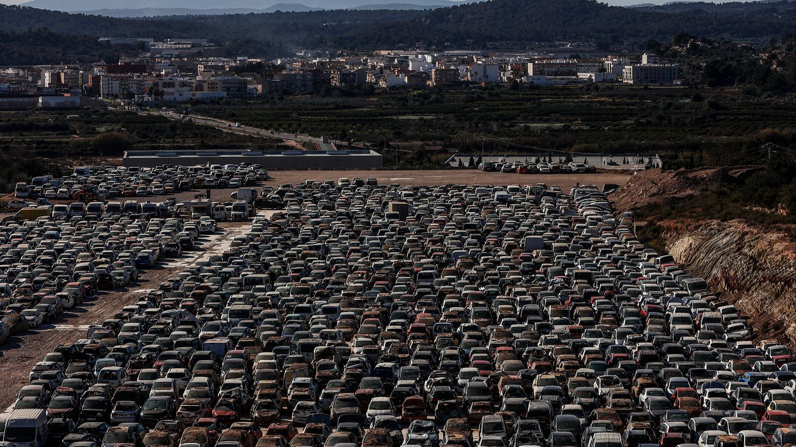 Un desballestador de Benaguasil on s'acumulen nombrosos turismes llançats a perdre per la dana