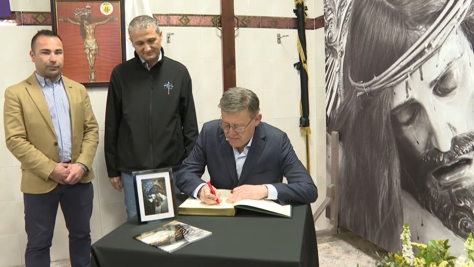 El cap del Consell i candidat pel PSPV deixa la seua rúbrica en el llibre de signatures de la Germandat del Santíssim Crist del Salvador