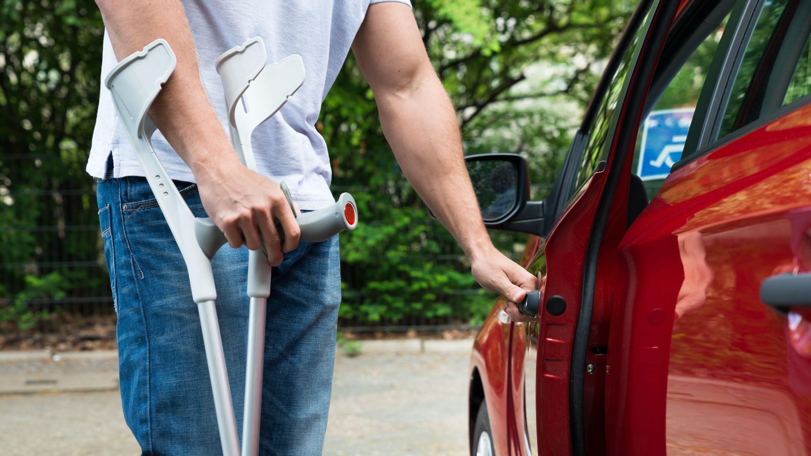 Un home amb crosses entra en un cotxe