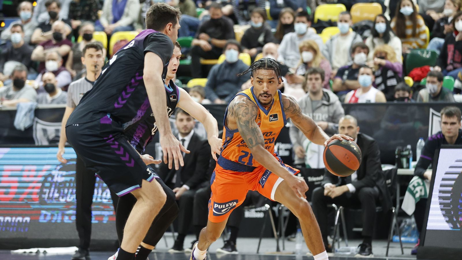 El nou jugador del València Basket Olivier Hanlan controla la pilota