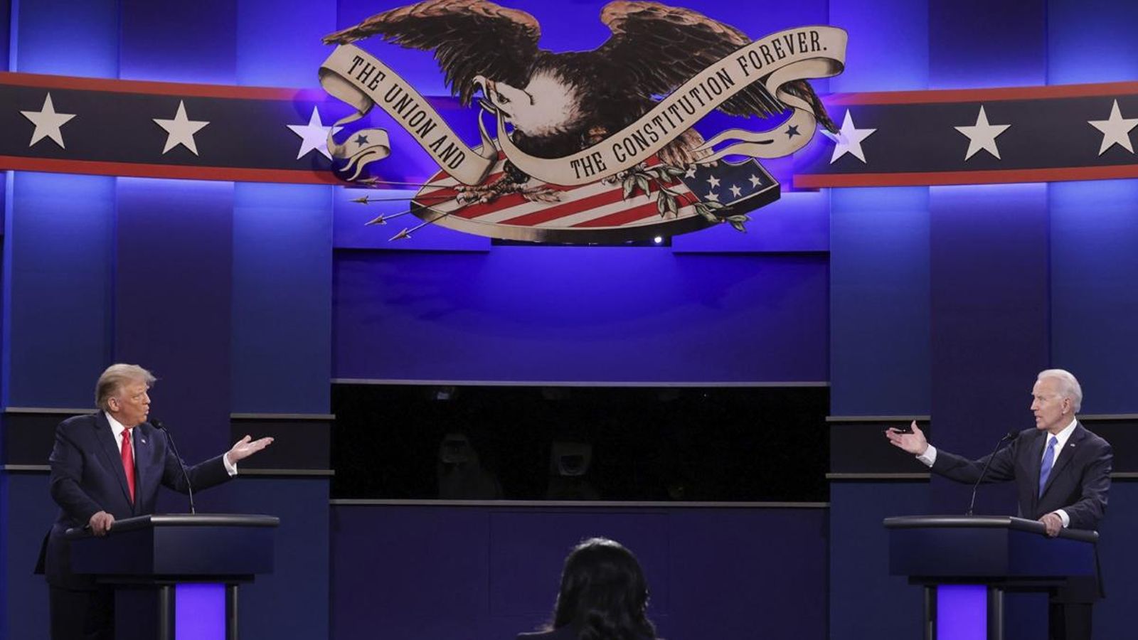 El president dels Estats Units, Donald Trump, i el candidat demòcrata, Joe Biden, en l'últim debat abans de les eleccions de novembre