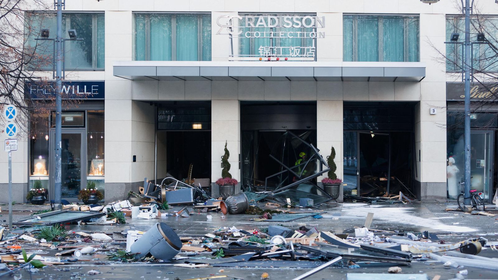 Així ha quedat el carrer després d'una fuita d'aigua de l'aquari AquaDom en el centre de Berlín, Alemanya