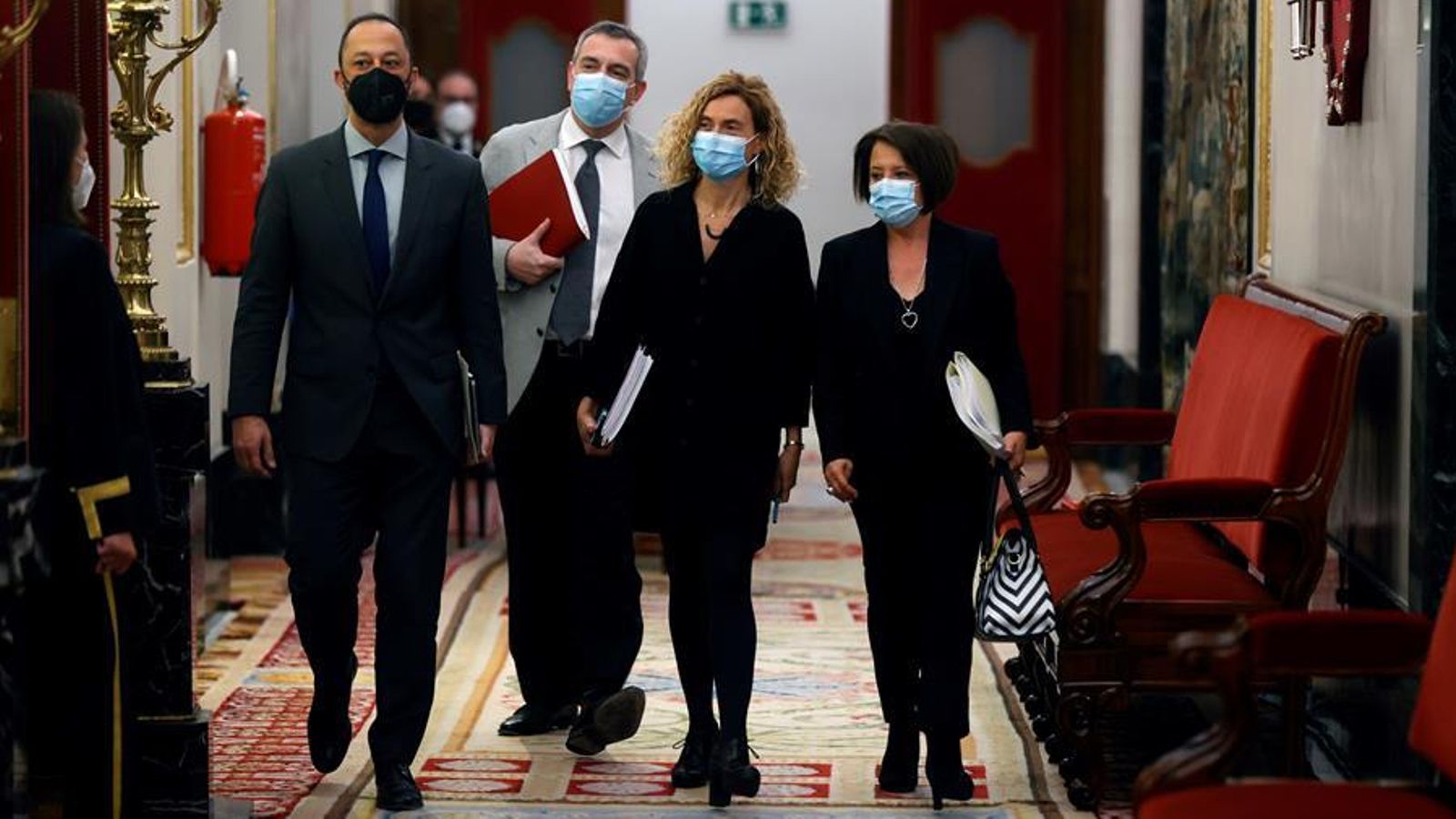 La presidenta del Congrés, Meritxell Batet, junt amb altres membres de la junta de portaveus