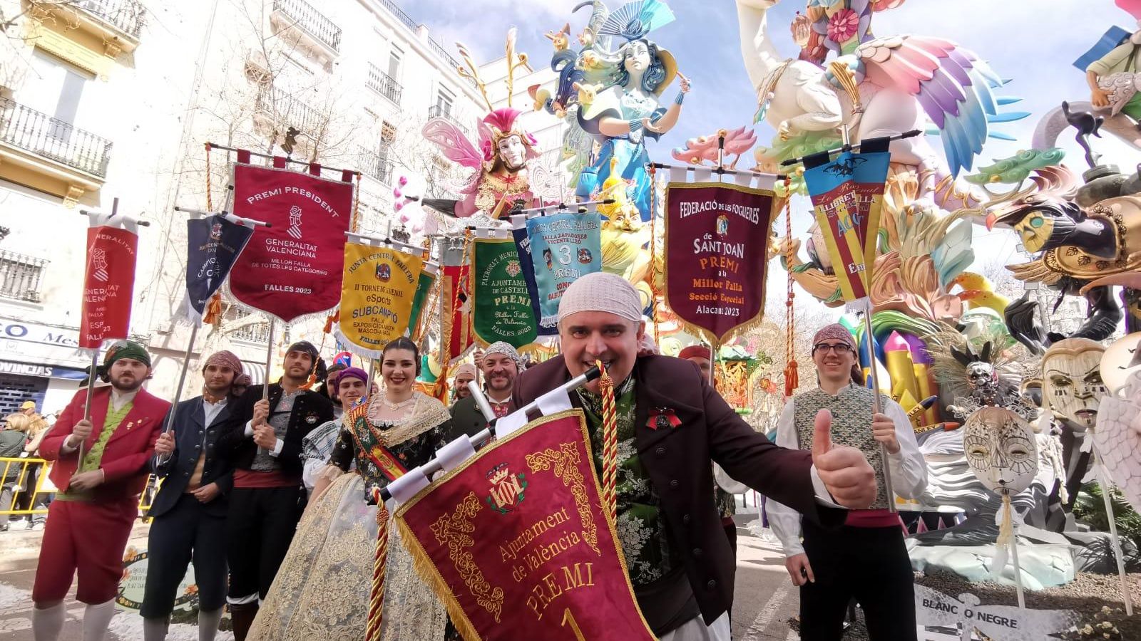 La comissió de la falla Exposició - Misser Mascó davant del monument que ha guanyat el primer premi de categoria Especial