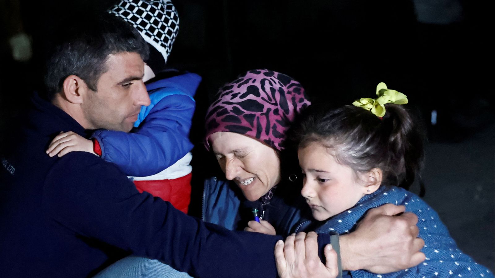 Reacció d'una família en viure un tercer sisme en la província de Hatay, a Turquia