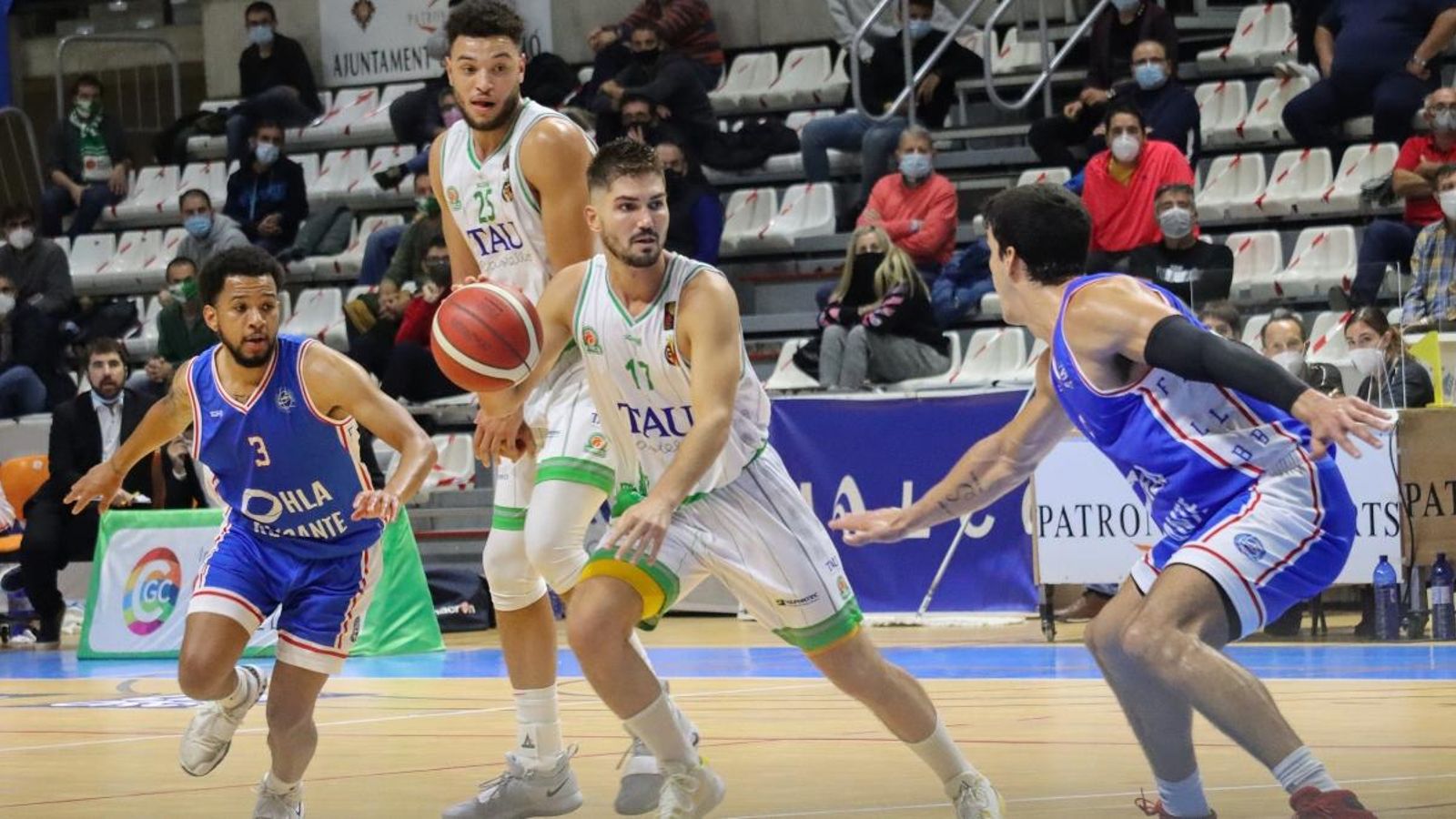 Óscar Alvarado (Tau Castelló), durant el partit