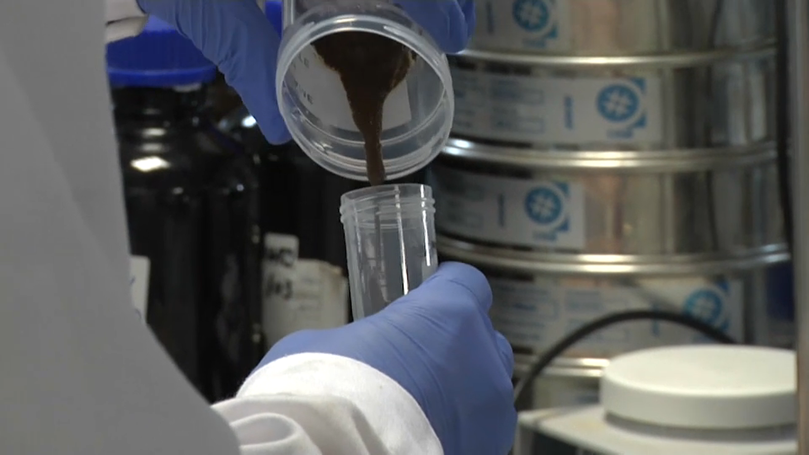 Un laboratori analitza aigües residuals