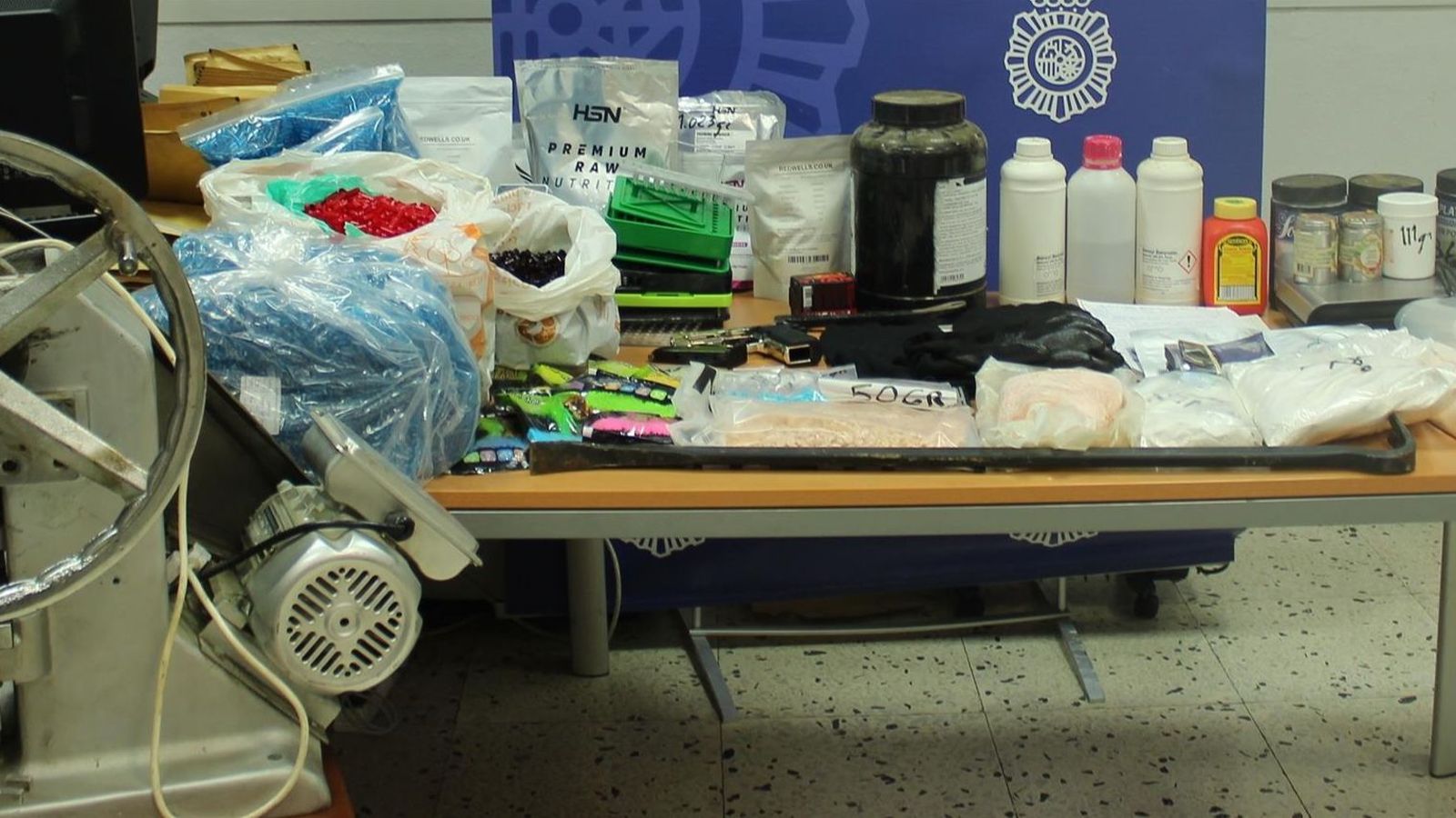 Material confiscat en el laboratori d'èxtasi desmantellat a l'Hort