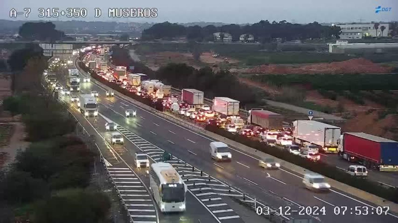 Retenció a l'A-7, en una imatge d'arxiu Retencions este dimarts de matí a l'A7