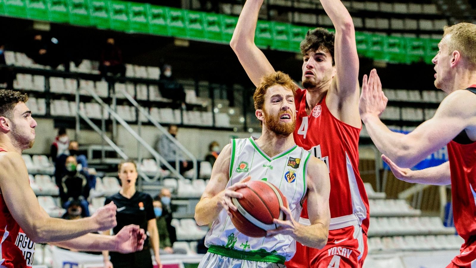 Edu Durán tracta de fer una cistella