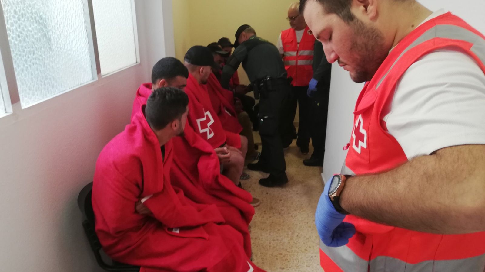 Els migrants rescatats han rebut assistència sanitària de voluntaris de la Creu Roja