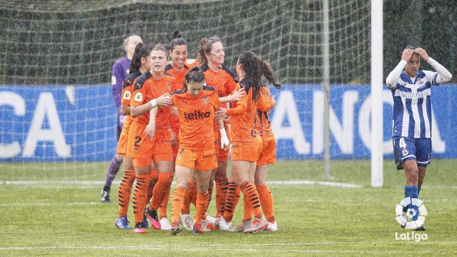 Les jugadores del València celebren el gol