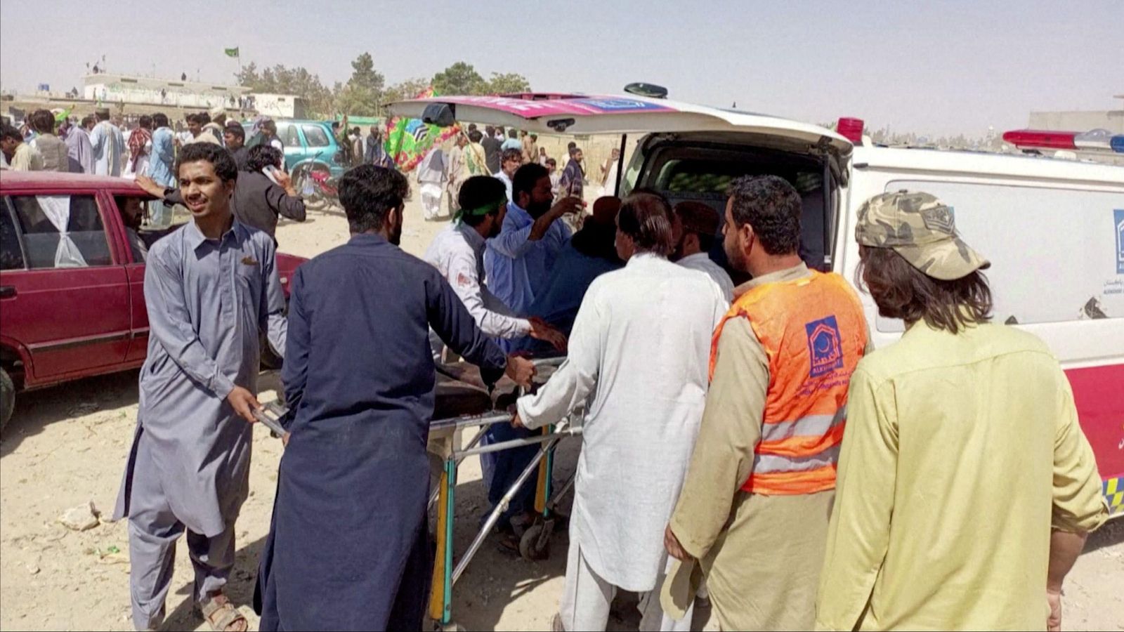 Diversos homes introdueixen un ferit per l’atemptat de Baluchistán en una ambulància