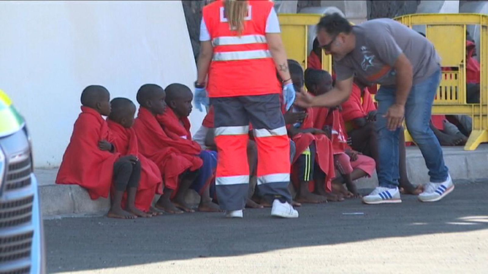 Els xiquets i xiquetes provinents de l'extranger en pastera reben ajuda humanitària de Creu Roja