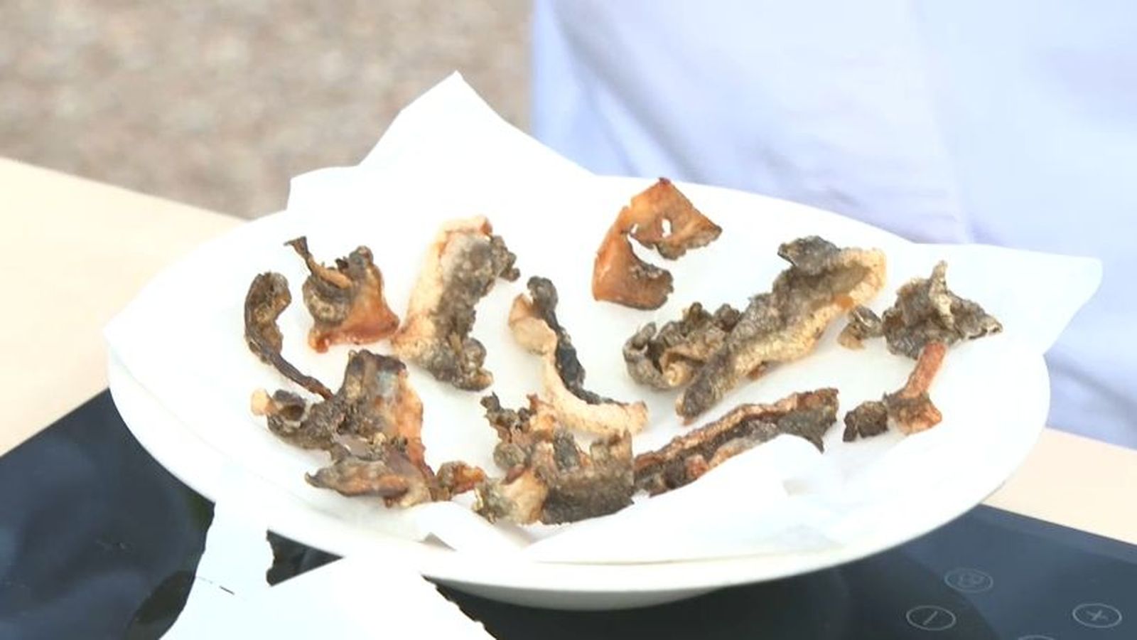 Un dels plats, amb l'anguila com a ingredient principal, que es cuinaven en la modalitat de cuina creativa del concurs d'all i pebre de Catarroja