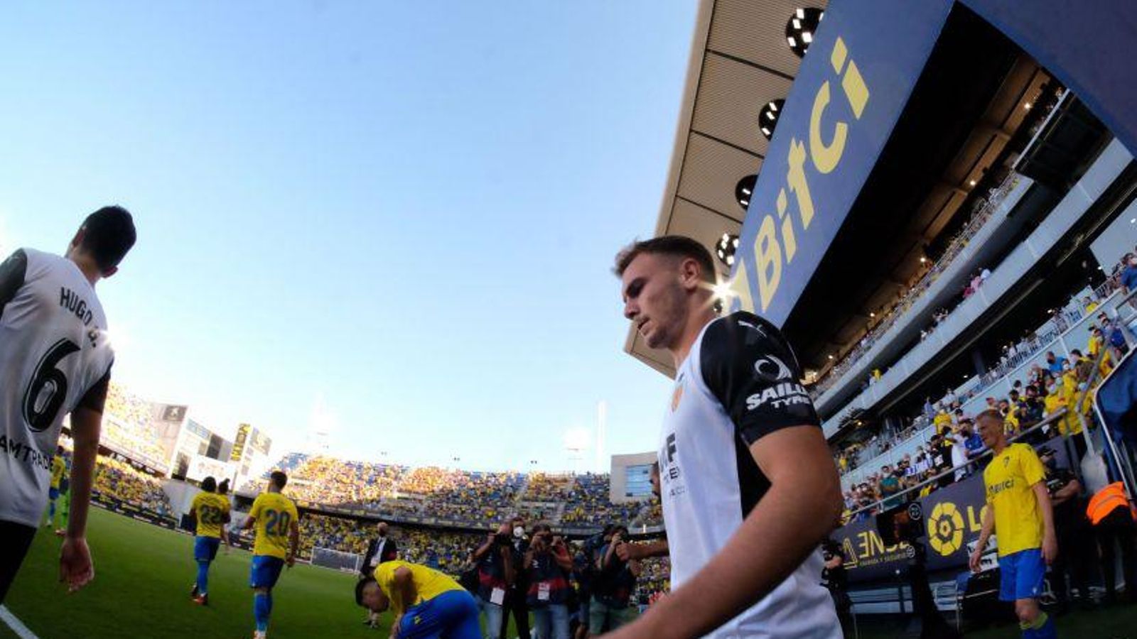 Els jugadors del València i del Cadis, durant l'eixida a l'estadi Nuevo Mirandilla