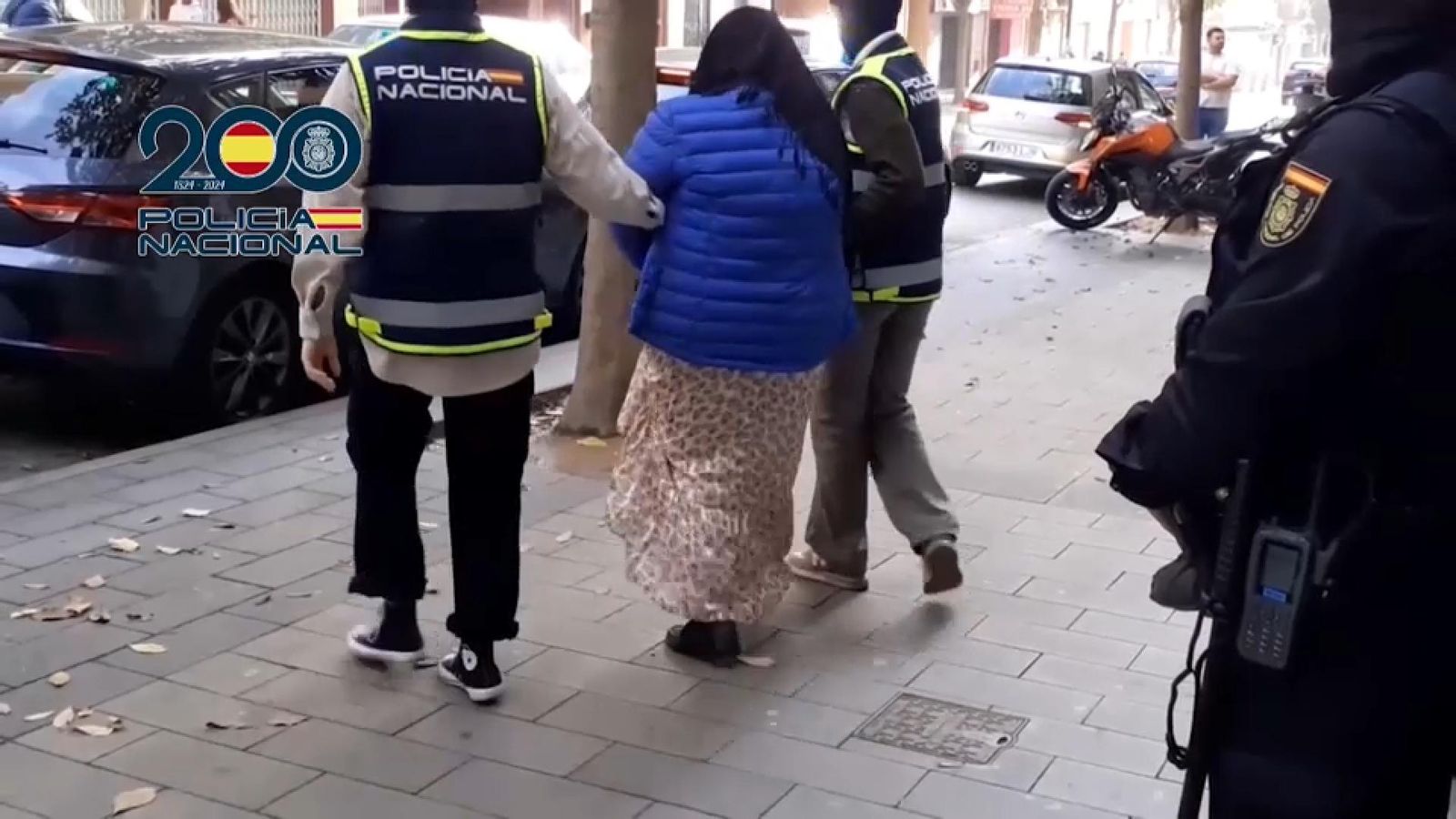 Els agents custodien la dona detinguda