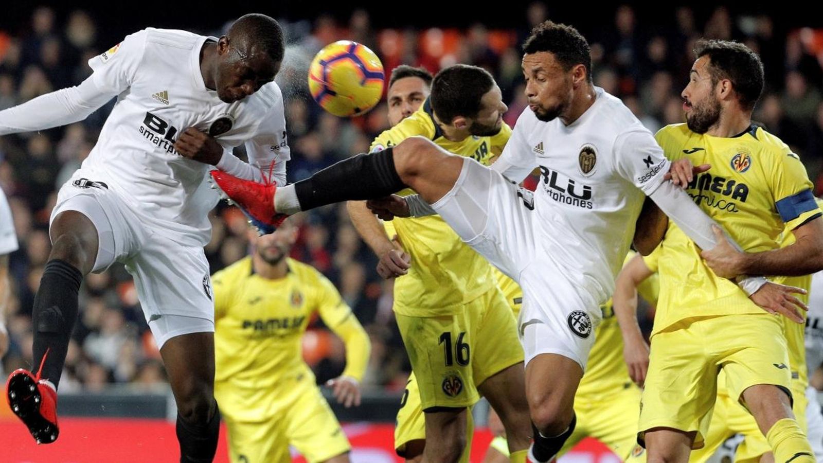 Diakhaby, Coquelin i Pedraza disputen el baló | Juan Carlos Cárdenas (Efe)