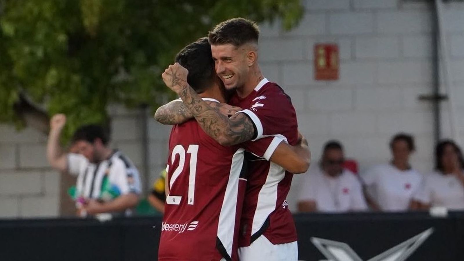 Els jugadors del Castelló celebren el primer gol del partit