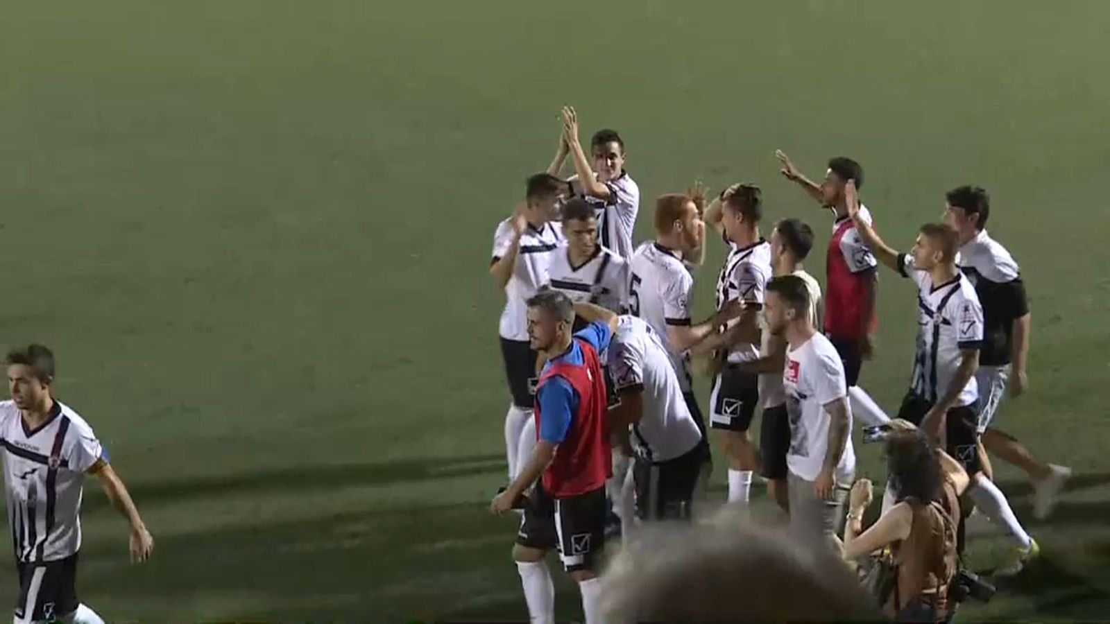 L’alegria dels jugadors de l’Ontinyent després d’eliminar el Jaén en la tanda de penals