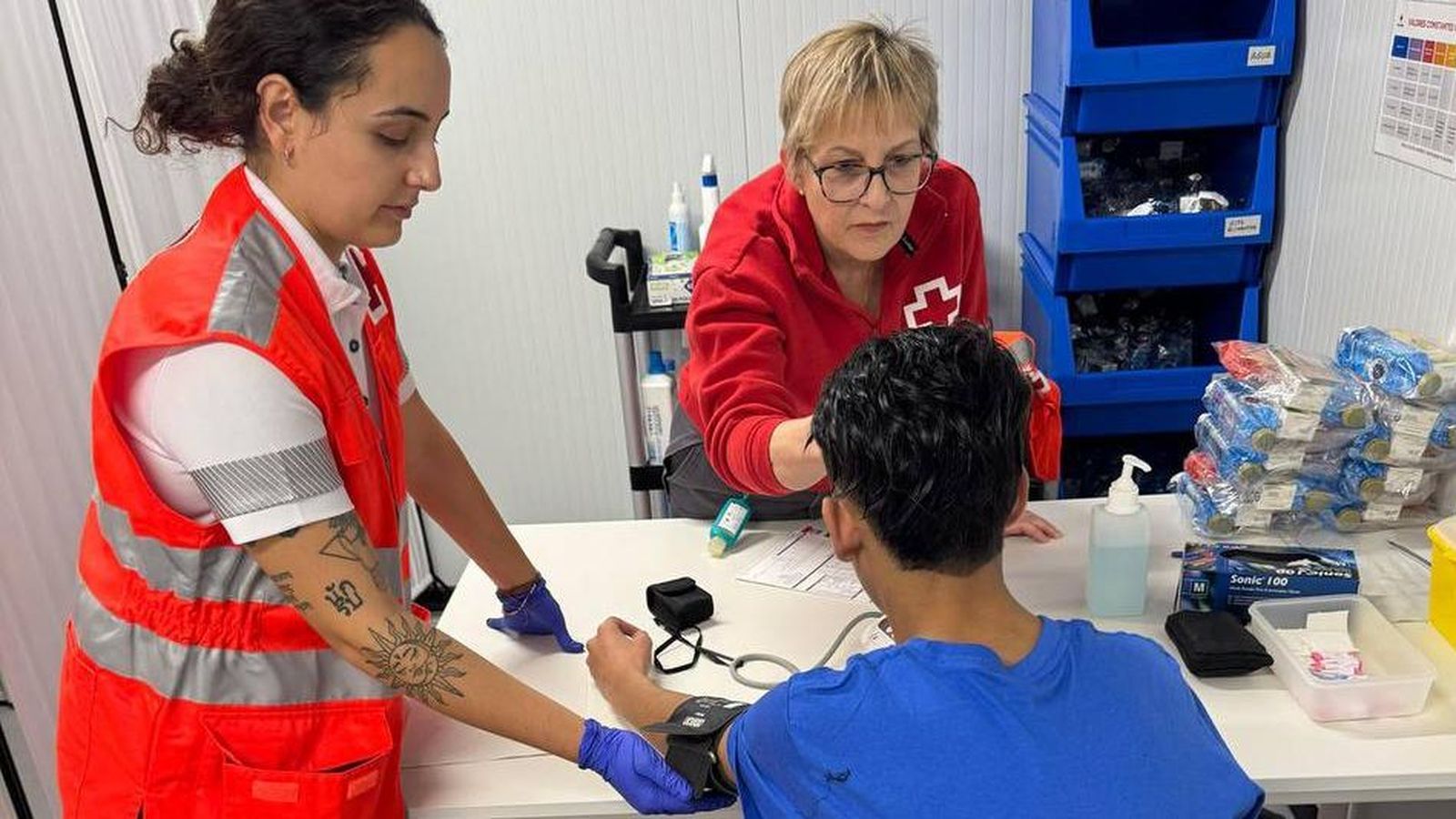 Un dels migrants és atés per Creu Roja