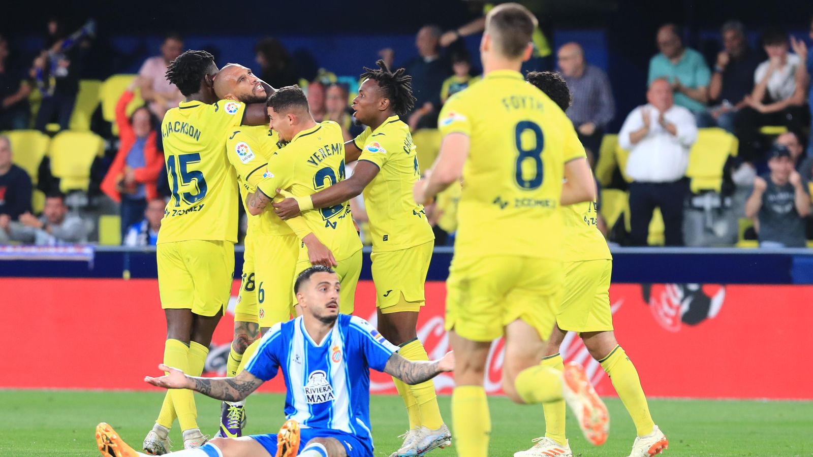 Els jugadors del Vila-real celebren un dels gols de Capoue Els jugadors del Vila-real celebren un dels gols de Capoue