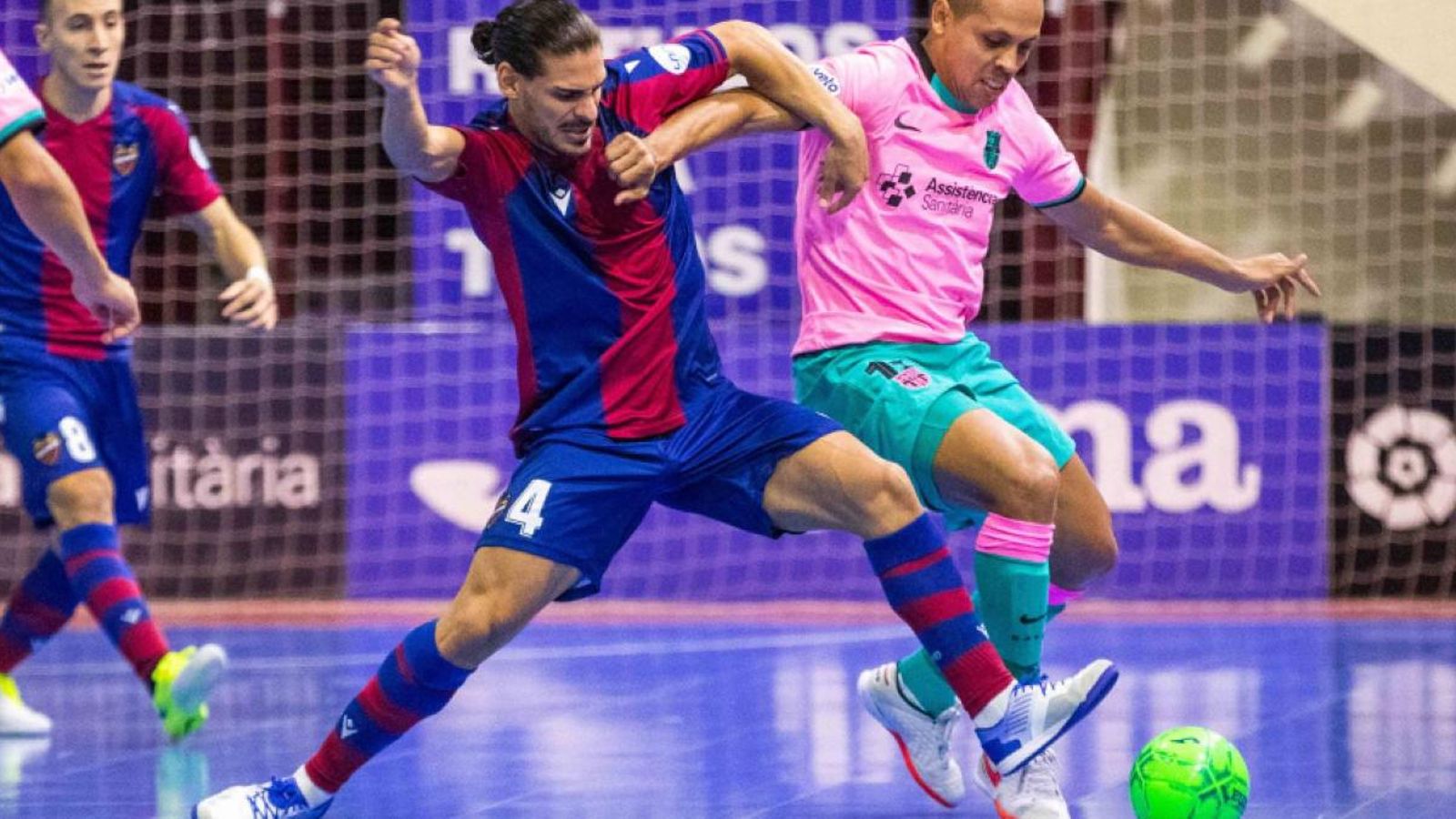 Moment del xoc entre el Llevant i el Barça de futbol sala al pavelló municipal de Paterna