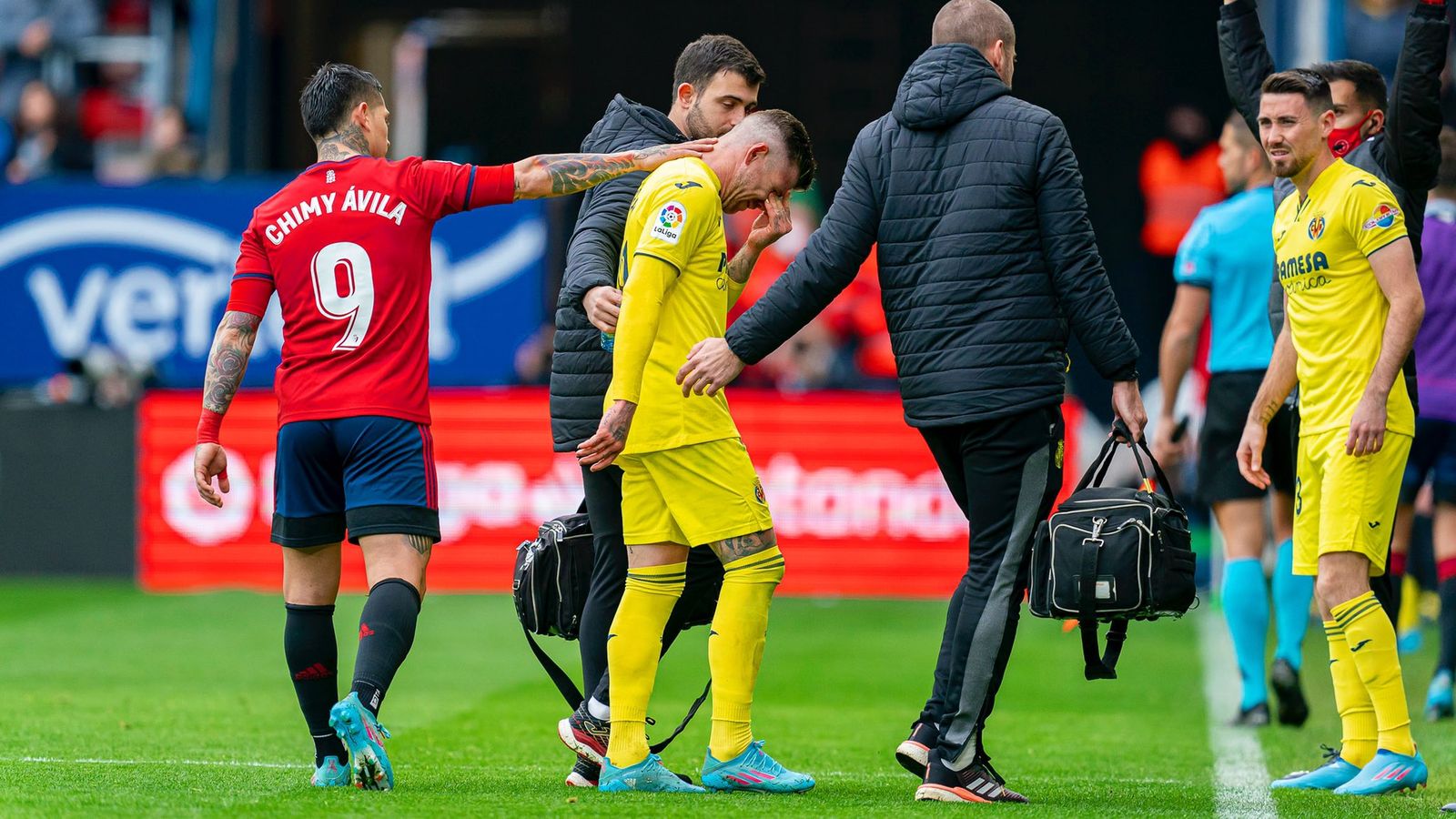 Imatge del partit quan Alberto Moreno es lesiona