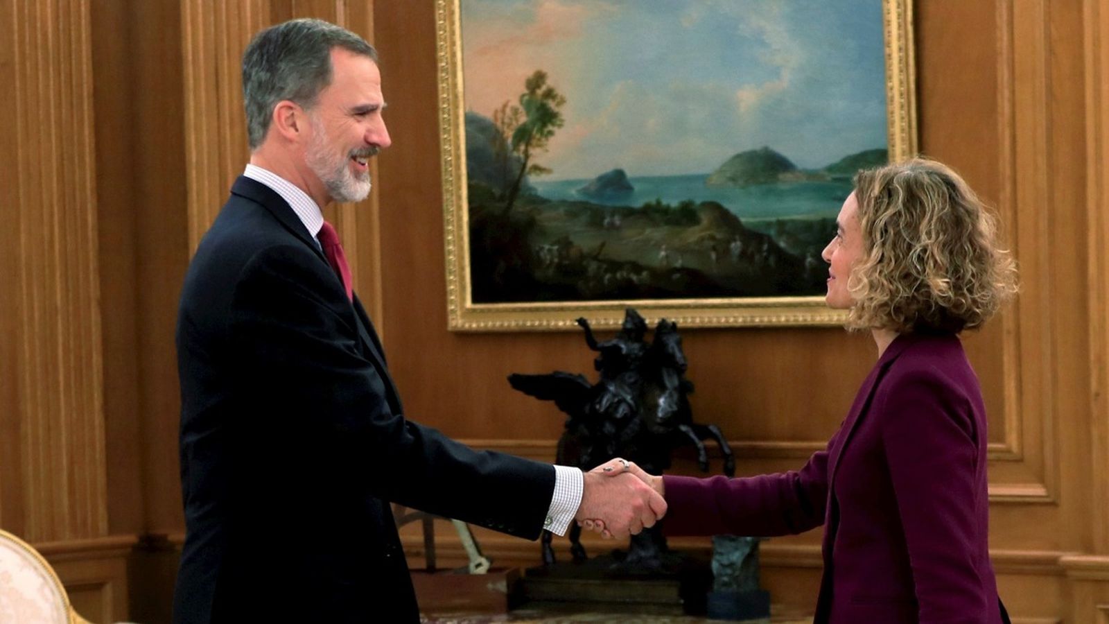 La presidenta del Congrés, Meritxell Batet, encaixa mans amb el rei Felip VI