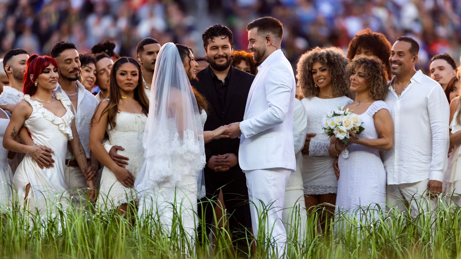 Representació d'una boda durant el mig temps de la Superbowl