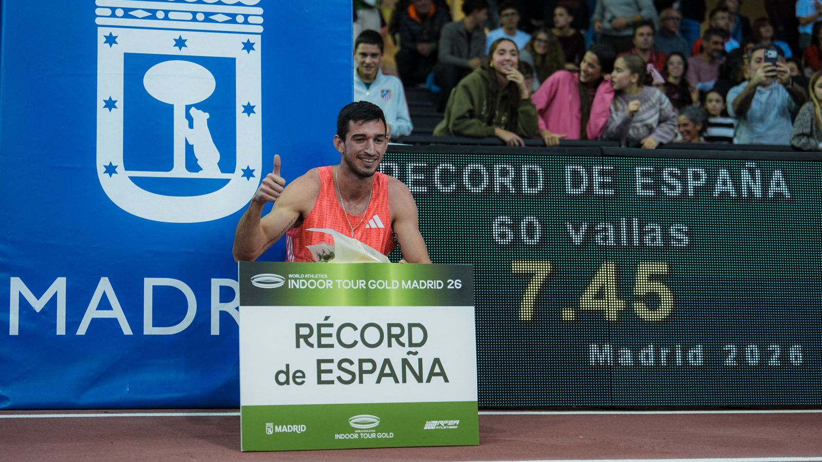 Quique Llopis, amb el cartell que acredita el rècord