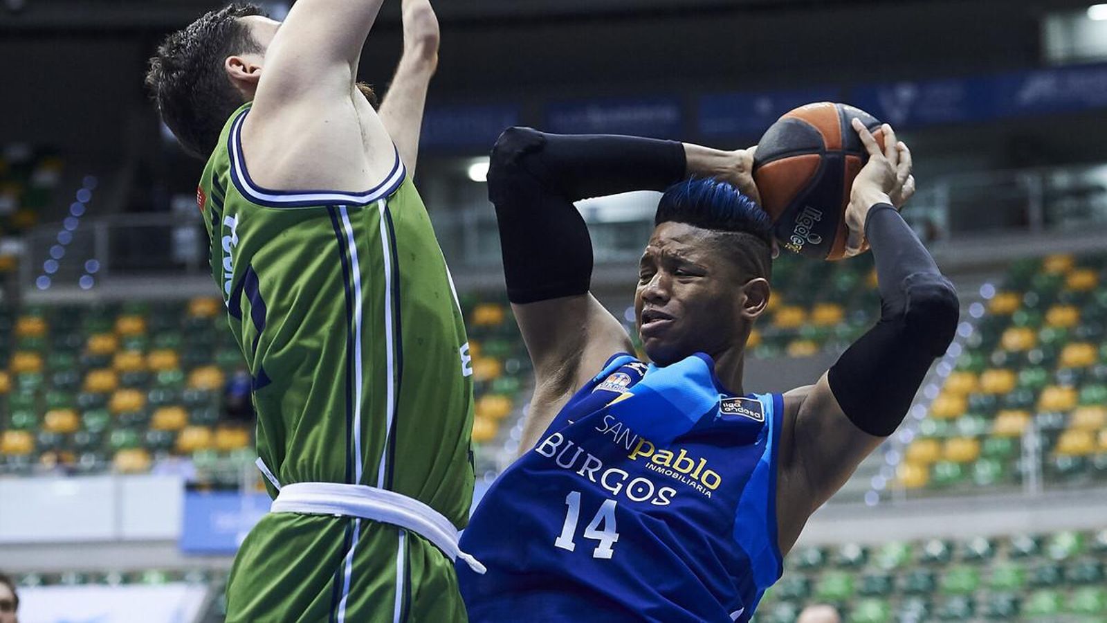 Jasiel Rivero, durant una acció ofensiva amb San Pablo Burgos